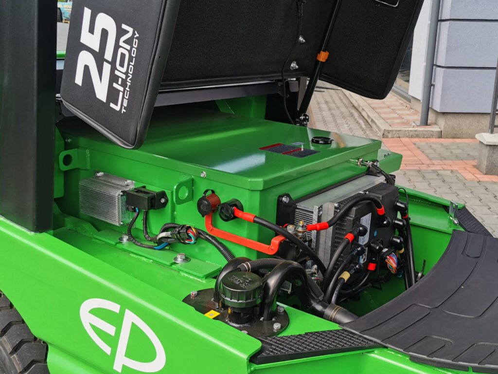 Elektryczny wózek widłowy EFL252