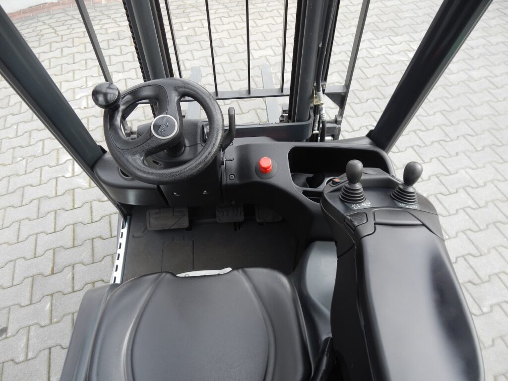 Elektryczny 3-kołowy wózek widłowy Linde E12-02