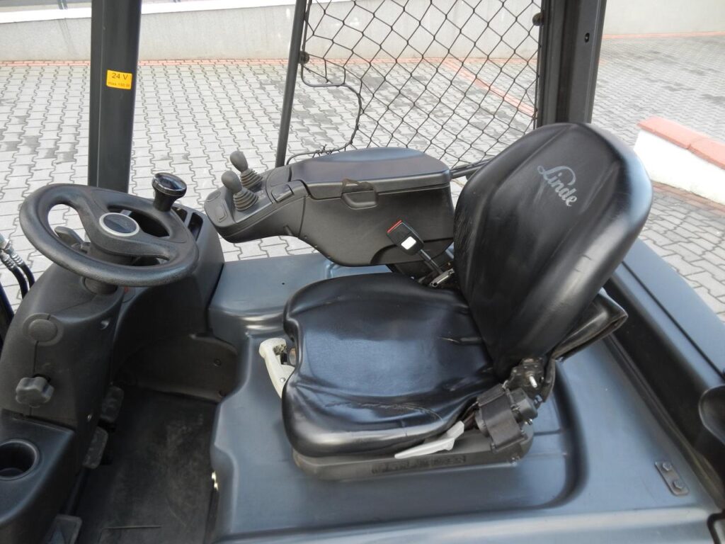 Elektryczny wózek widłowy Linde E16P-02